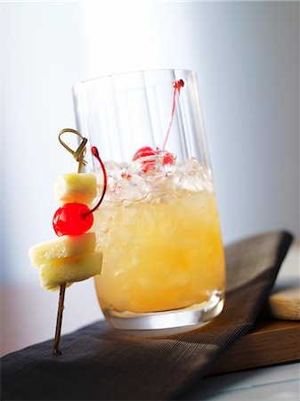 rum - « Mabuhay Bagiba""(cocktail au rhum et ananas au jus) Photographie de stock - Premium Libres de Droits, Code: 659-06187723