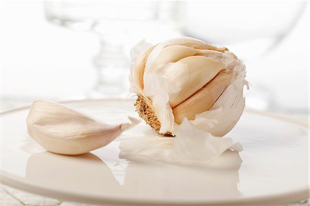 Whole Garlic Bulb with Garlic Clove Stock Photo - Premium Royalty-Free, Code: 659-06187767