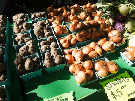 placa (conmemorativa) - Potatoes and shallots at a market in Portland, Oregon Foto de stock - Sin royalties Premium, Código: 659-06187762