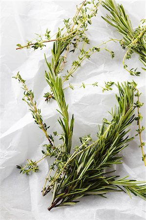 simsearch:659-07068874,k - Fresh Sprigs of Rosemary and Oregano on Butcher's Paper Foto de stock - Sin royalties Premium, Código: 659-06187788