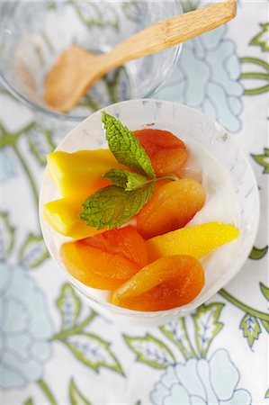 Yogurt with Mango and and Dried Apricots; From Above Foto de stock - Sin royalties Premium, Código: 659-06187795