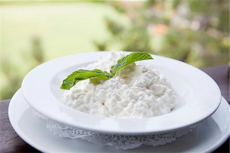 fromage blanc - Bowl of Cottage Cheese with a Mint Garnish; Outdoors Foto de stock - Sin royalties Premium, Código: 659-06187798