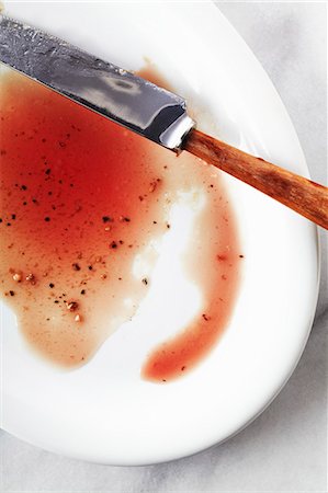 placa de mármol - Juices from a Cooked Steak on a White Plate; Knife Foto de stock - Sin royalties Premium, Código: 659-06187793