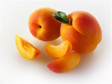 simsearch:659-06184807,k - Two whole apricots and apricot slices Foto de stock - Sin royalties Premium, Código: 659-06187806