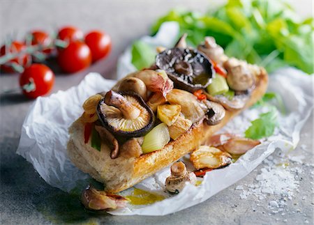 eruca vesicaria - Baguette with mushrooms and onions Stock Photo - Premium Royalty-Free, Code: 659-06187824