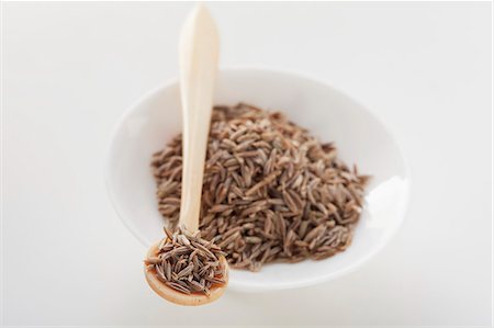 simsearch:659-06183883,k - Cumin seed in a small bowl and on wooden spoon Stock Photo - Premium Royalty-Free, Code: 659-06187831