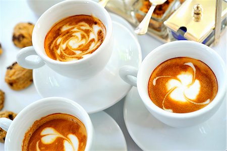 Cappuccino und kleine Amaretti Schokoladenkekse Stockbilder - Premium RF Lizenzfrei, Bildnummer: 659-06187842