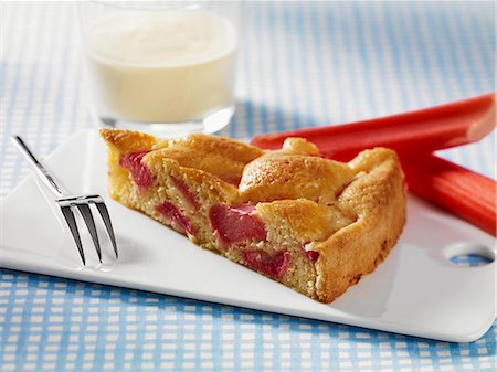 rhubarbe - Un morceau de tarte rhubarbe Photographie de stock - Premium Libres de Droits, Code: 659-06187868