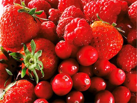 simsearch:659-03536022,k - Strawberries, raspberries and cranberries (fills the screen) Foto de stock - Sin royalties Premium, Código: 659-06187924