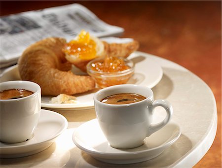 Deux tasses de café avec un croissant et de la confiture Photographie de stock - Premium Libres de Droits, Code: 659-06187929