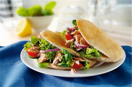 Pita bread filled with tuna salad Foto de stock - Sin royalties Premium, Código: 659-06187931