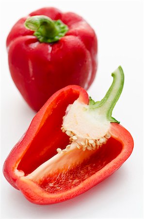 Halved red pepper in front of whole pepper Foto de stock - Sin royalties Premium, Código: 659-06187949