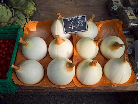 Des oignons géants suisses sur le marché de Carouge est à Genève en Suisse Photographie de stock - Premium Libres de Droits, Code: 659-06187956