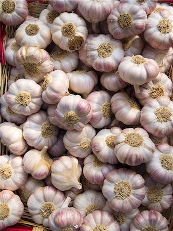 Bulbes de l'ail sur le marché de Carouge est à Genève en Suisse Photographie de stock - Premium Libres de Droits, Code: 659-06187957