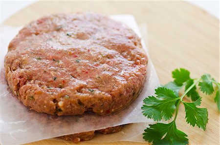 simsearch:659-06372589,k - Raw hamburger with coriander leaves Fotografie stock - Premium Royalty-Free, Codice: 659-06187950