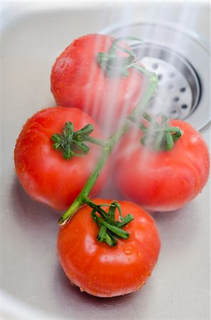 Washing tomatoes Stock Photo - Premium Royalty-Free, Code: 659-06187970