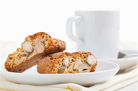 Biscotti (italienisches Mandelgebäck) auf einem weißen Teller Stockbilder - Premium RF Lizenzfrei, Bildnummer: 659-06187982