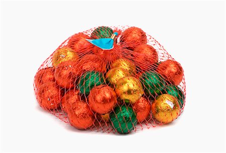 simsearch:659-06188402,k - Chocolate balls, wrapped in foil, in a mesh bag Foto de stock - Royalty Free Premium, Número: 659-06188036