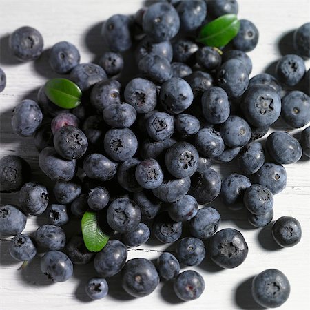 Lots of blueberries with leaves (top view) Foto de stock - Sin royalties Premium, Código: 659-06188038