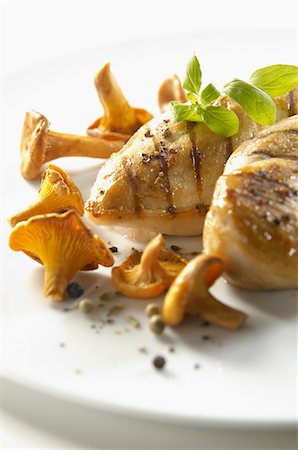 simsearch:659-07958278,k - Poitrine de poulet grillé aux girolles et poivre Photographie de stock - Premium Libres de Droits, Code: 659-06188039