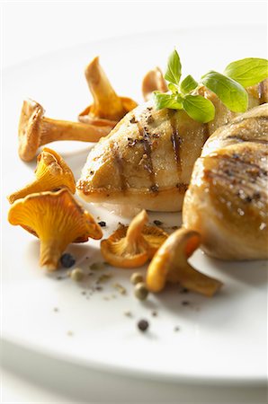 simsearch:659-07598120,k - Grilled chicken breast with chanterelles and pepper Foto de stock - Sin royalties Premium, Código: 659-06188039