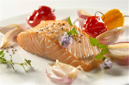 pan fried salmon with vegetables - Salmon fillet with pepper, shallots, mini peppers, mint leaves and thyme Stock Photo - Premium Royalty-Free, Code: 659-06188041