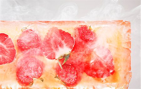 simsearch:659-06184387,k - Strawberries in a block of ice Foto de stock - Sin royalties Premium, Código: 659-06188057