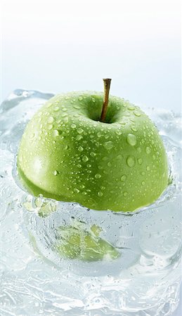 simsearch:659-06184917,k - Pomme Granny Smith dans un bloc de glace Photographie de stock - Premium Libres de Droits, Code: 659-06188050