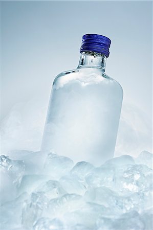 Vodka bottle between ice cubes Foto de stock - Sin royalties Premium, Código: 659-06188074