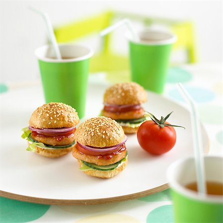 party dish - Mini chicken burgers and drinks Stock Photo - Premium Royalty-Free, Code: 659-06188115