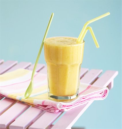 Mango and banana milkshake Foto de stock - Sin royalties Premium, Código: 659-06188112