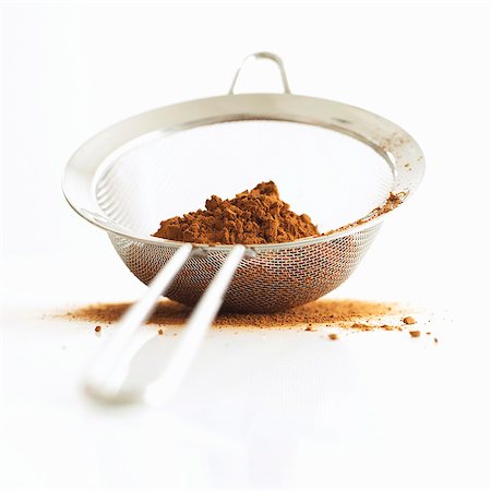 Cocoa powder in a sieve Foto de stock - Sin royalties Premium, Código: 659-06188121