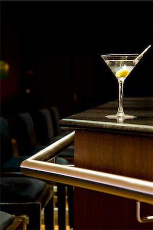 simsearch:659-06671060,k - A martini with an olive on a bar Foto de stock - Sin royalties Premium, Código: 659-06188135