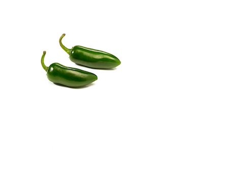 pimiento verde - Two Whole Jalapenos in a White Background Foto de stock - Sin royalties Premium, Código: 659-06188149