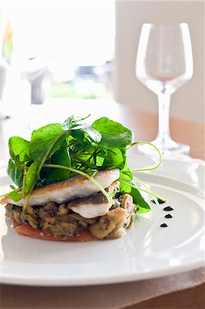 Sea bass on a bed of vegetables with water cress Foto de stock - Sin royalties Premium, Código: 659-06188140