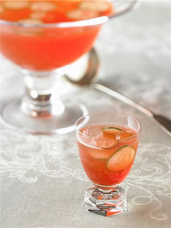 simsearch:659-06901106,k - Glass of Venetian Punch Royale with Cucumber Slices; Punch Bowl Foto de stock - Sin royalties Premium, Código: 659-06188156