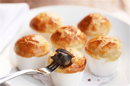 Escargots cuits au four dans une pâte feuilletée Photographie de stock - Premium Libres de Droits, Code: 659-06188159