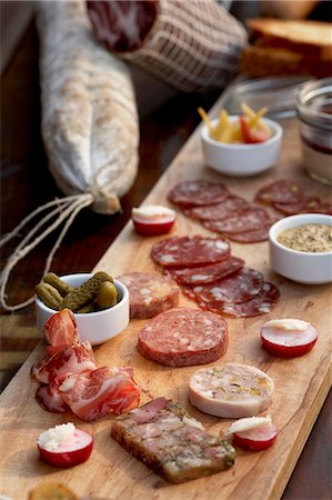 saumure - Planchette de Charcuterie ; Salami de sanglier, pâtés et Terrines ; Cornichons Photographie de stock - Premium Libres de Droits, Code: 659-06188162