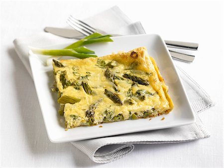 Tranche d'asperges Frittata sur une assiette blanche Photographie de stock - Premium Libres de Droits, Code: 659-06188177