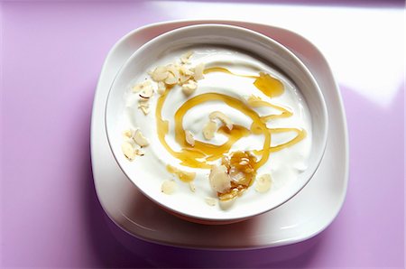 Yogurt with honey and grated hazelnuts Foto de stock - Sin royalties Premium, Código: 659-06188178