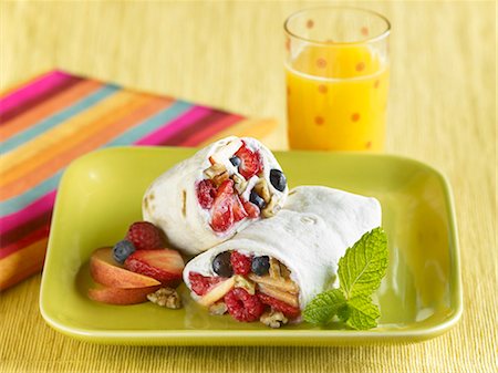 Fruit Salad Breakfast Wrap with a Glass of Orange Juice Foto de stock - Sin royalties Premium, Código: 659-06188195