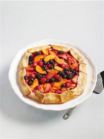 shortcrust pastry base - Whole Peach and Berry Tart Foto de stock - Sin royalties Premium, Código: 659-06188223