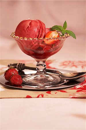 sundae - Glass Bowl of Strawberry Sorbet with Fresh Strawberries and Mint Garnish Foto de stock - Sin royalties Premium, Código: 659-06188230