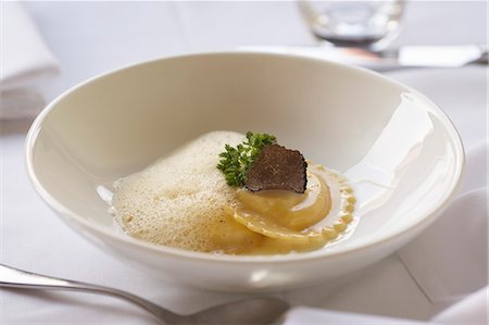 simsearch:659-06494990,k - Duck Ravioli with a Truffle Mushroom Slice and Foam Sauce Foto de stock - Sin royalties Premium, Código: 659-06188232