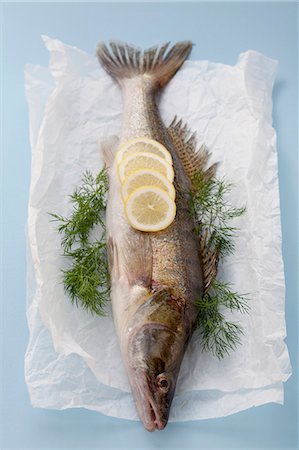 simsearch:659-06903493,k - Un poisson avec citron et aneth sur papier parchemin Photographie de stock - Premium Libres de Droits, Code: 659-06188266