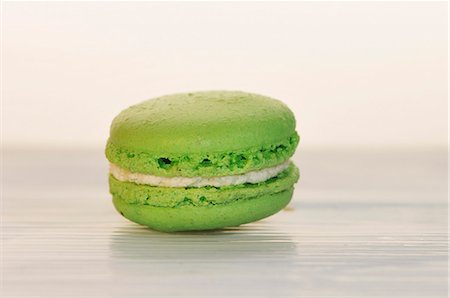 filling - Un seul Macaron pistache sur fond blanc Photographie de stock - Premium Libres de Droits, Code: 659-06188260