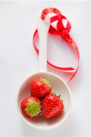 simsearch:659-07028008,k - Three strawberries in a ladle Stock Photo - Premium Royalty-Free, Code: 659-06188277