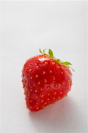 strawberry - A strawberry Foto de stock - Sin royalties Premium, Código: 659-06188279