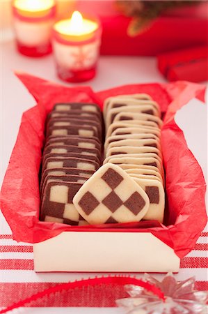 pasteles de navidad - Biscuits noir et blanc dans une boîte Photographie de stock - Premium Libres de Droits, Code: 659-06188281