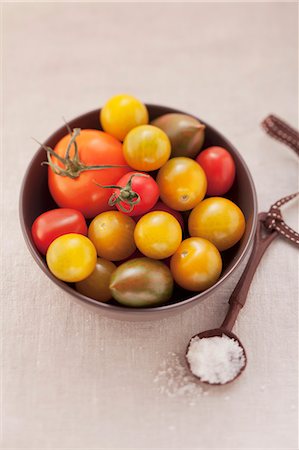 simsearch:659-08896342,k - Des tomates et une cuillerée de sel Photographie de stock - Premium Libres de Droits, Code: 659-06188297
